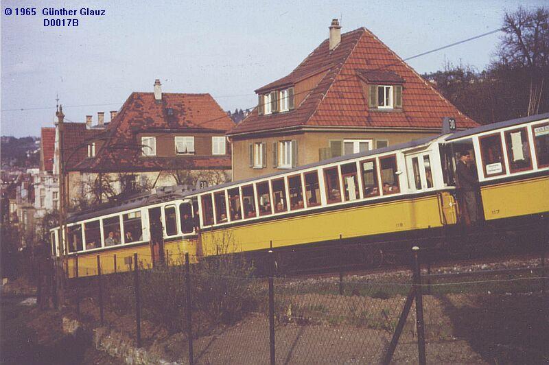 Die alte Zahnradbahn ( Zacke ) mit zwei Anhngern im Jahre 1965 zwischen Marienplatz und Stuttgart-Degerloch, damals noch als Linie 30. Der Triebwagen fuhr immer talseitig, deswegen waren alle Anhnger Steuerwagen und hatten bergseitig die Linien-Nr. auf dem Dach, beim Mittelwagen sichtbar.