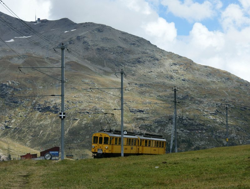 Die alten Bernina Triebwagen ABe 4/4 N30 und 34 auf dem Weg Richtung Sden bei der Ausfahrt in Bernina Suot am 17.09.2009