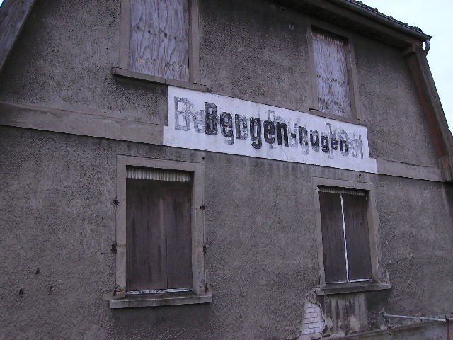 Die alten Bezeichnungen fr den ehmaligen Kleinbahnhof in Bergen/Rgen sind am 07.4.2008 am alten Empfangsgebude noch zulesen.