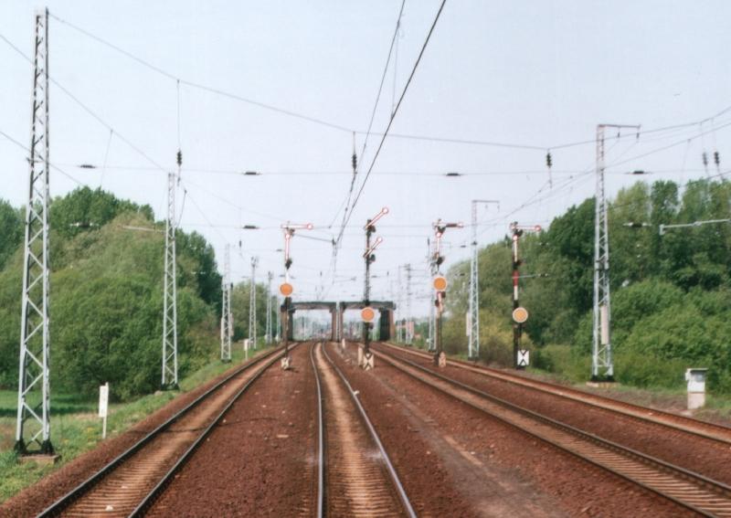 Die alten Kanalbrcken in Wustermark 1992. Davor die 4 Einfahrsignale aus Richtung Priort(Elstal) sdlicher Berliner Auenring - Gtergleis von Wustermark Rbf - Personenzuggleis von Wustermark Rbf - und ganz rechts von Abzweigstelle Awf (Wustermark/Falkenhagen) und Berliner Auenring aus Richtung Norden.