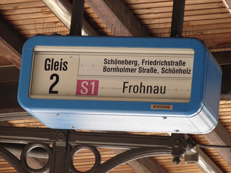 Die alten Zugzielanzeiger der Berliner S-Bahn am Bahnhof Berlin Rathaus Steglitz.