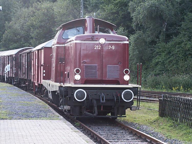 Die altrote 212 007 am 20.07.2002 im Eisenbahnmuseum Bochum Dahlhausen