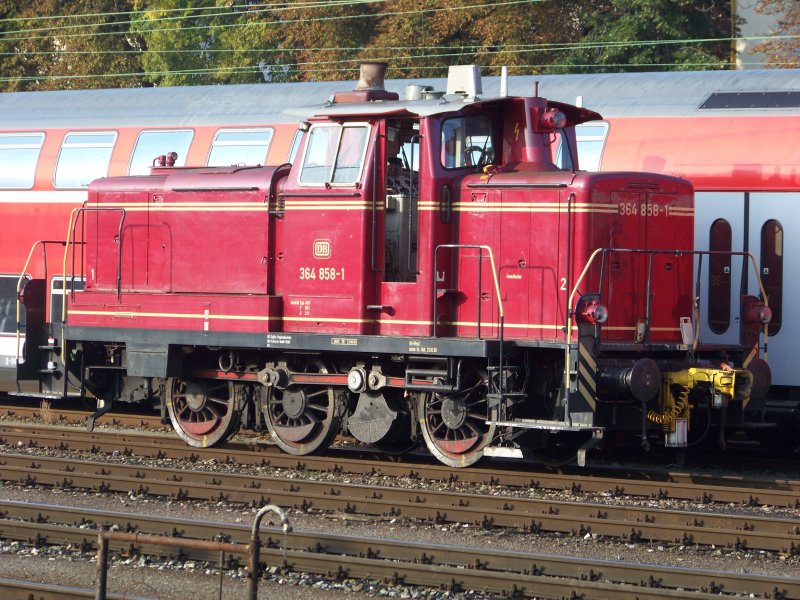 Die altrote 364 858 am 28.09.2008 in Ulm HBF whrend einer kurzen Pause.