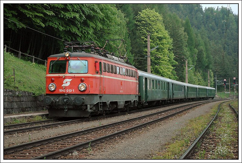 Die altwertige 1042 013 bespannte am 25.5.2008 den Erlebniszug Zauberberge. Die Aufnahme zeigt den Zug als EZ 1955 von Wien nach M�rzzuschlag bei der Einfahrt in den Bahnhof Semmering.