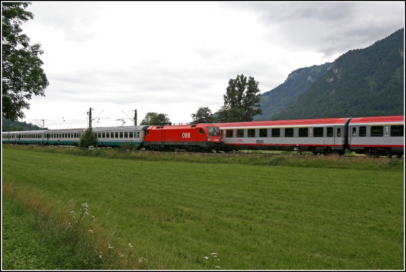 Die am 01.08.2001 abgenommene 1116 002 und in Wien West zuhause ist, bringt weit ab ihrer Heimat den EC 87  TIEPOLO  zum Brenner/Brennero.