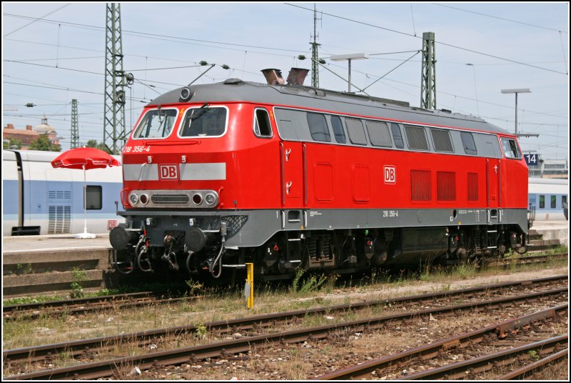 Die am 10.11.2006 mit einer IS 703 untersuchte Mhldorfer 218 356 glnzt im Verkehrsroten Lack in der Mittagssonne. (01.07.07)