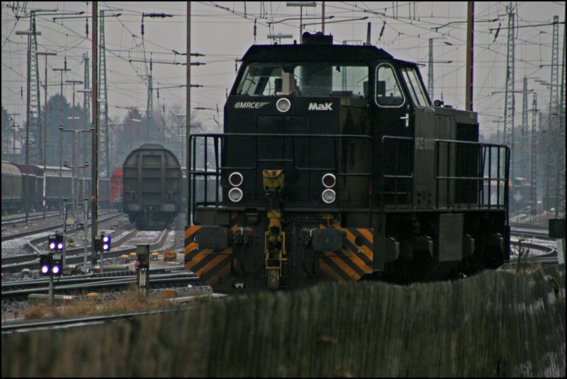 Die am 20.09.1999 ausgelieferte und seit 2006 bei Mitsui Rail Capital Europe B.V. im Einsatz befindliche 100 1013 fhrt fr RAILION DB Logistics Gterzge auf der KBS 435. Am Morgen des 23.12.07 steht die Lok in Schwerte (Ruhr).