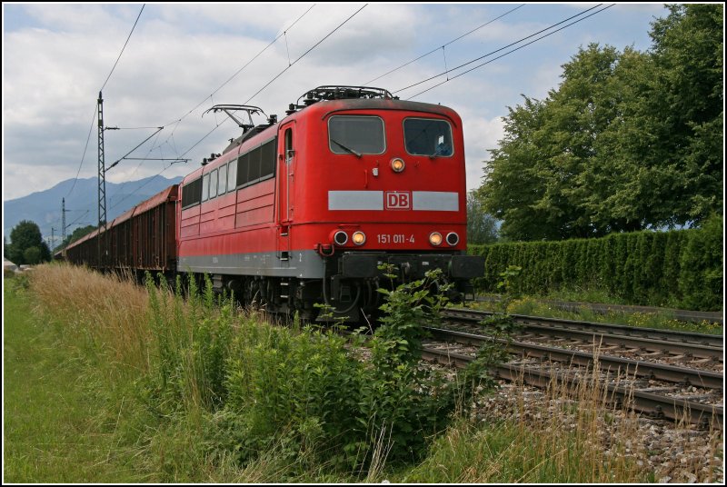 Die am 30.09.73 abgenommene 151 011 fhrt nach der bergabe des Holzzuges an die BB in Kufstein, mit einem leeren Zug zurck Richtung Mnchen. (29.06.07)