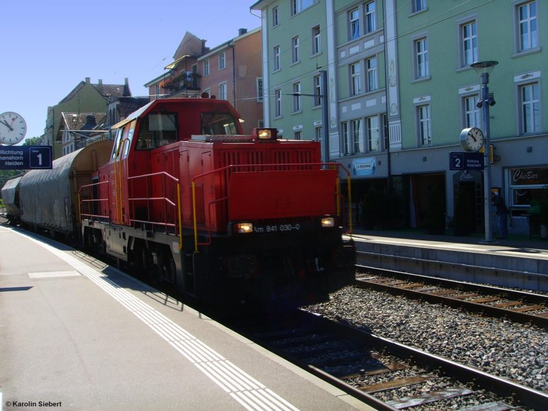 Die Am 841 030 mit 2 Gterwagen bei einer Durchfahrt in Rorschach - Hafen am 31.07.2007 