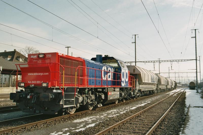 Die Am 843 051-4, mit vier neuen SBB Wagons, am 2.2.04 in Wohlen