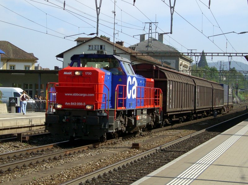 Die Am 843 056 am 29.08.2008 bei der Durchfahrt mit einer bergabe in Liestal.