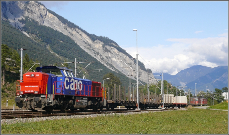 Die Am 843 089-4 bringt leere Holzwagen ins bergabegleis in Ems Werk. (14.09.2009)