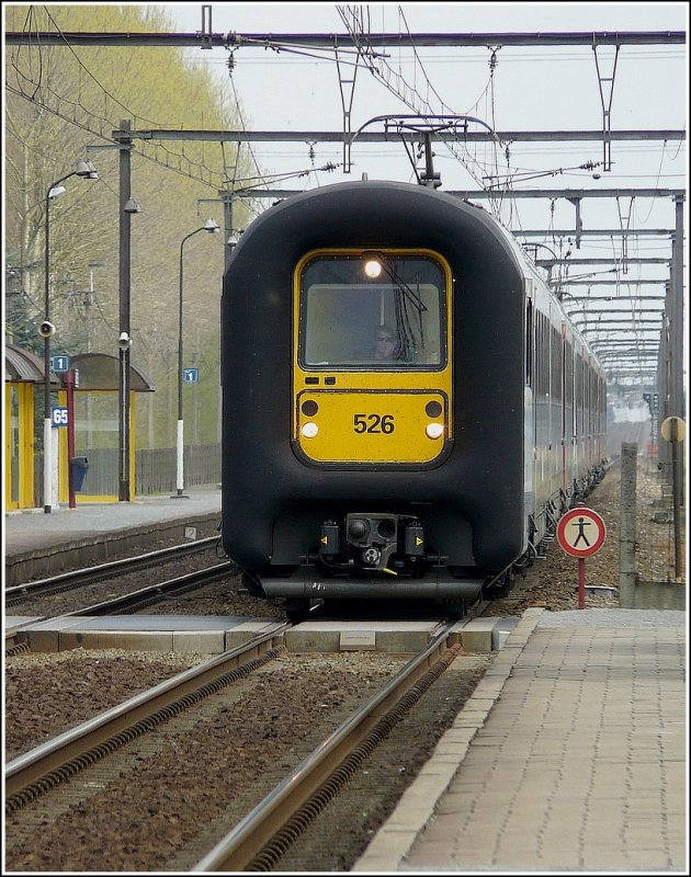 Die AM96 526 an der Spitze einer Dreifacheinheit Gumminasen durchfhrt mit Tempo 140 am 10.04.09 den Bahnhof von Hansbeke in Richtung Brgge. (Jeanny)