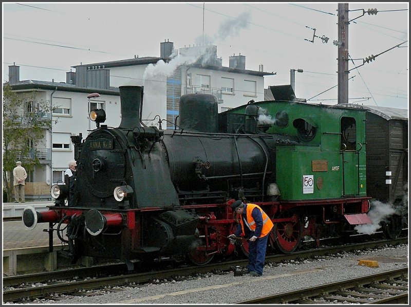 Die AMTF Dampflok Anna N 9 war auch am 04.10.09 zum Fest 150 Jahre Eisenbahn in Luxemburg nach Bettembourg gekommen und erhielt ihre wohlverdiente Pflege von einem Mitarbeiter. (Hans) 