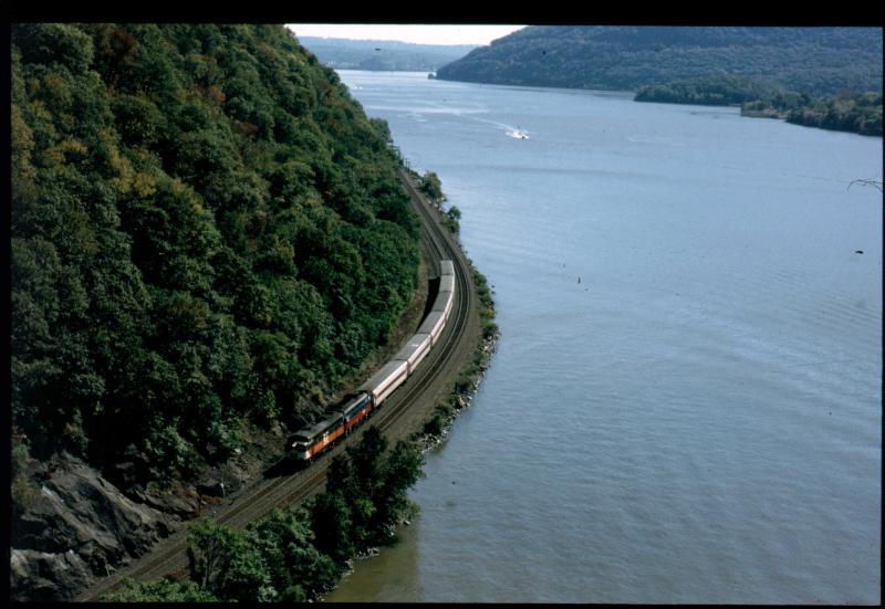 Die von Amtrak betriebene Strecke am Hudson entlang (Waterlevel Route)wird auch von FL 9 Dieselloks befahren die sowohl von Dieselmotoren als auch ber Schleifschuhe zur Stromabnahme am Drehgestell verfgen, um in den Unterirdischen Strecken von Manhattan (New York)abgasfrei zu verkehren. hier fotografiert von der Bear Mountain Bridge 50 Km oberhalb New York. Sommer 96