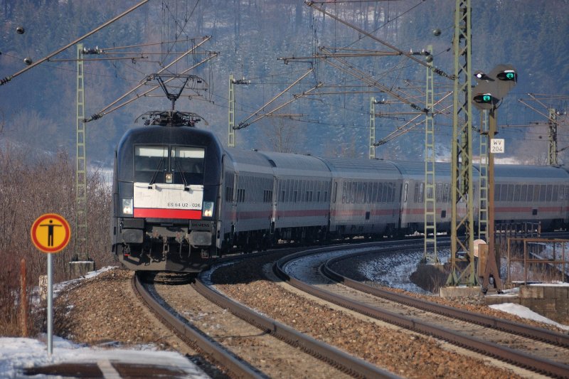 Die an die DB vermietete ES 64 U2-026 (182 526) in der Einfahrtskurve von Urspring mit IC 2093 Stuttgart-Mnchen, Fahrtrichtung Ulm. (14.01.09).