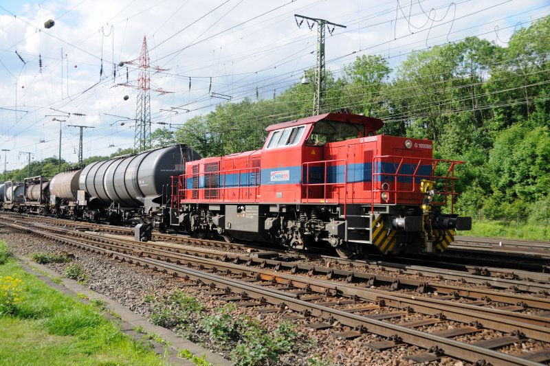 Die andere Farbversion von  CHEMION : Hier berwiegt das Rot. MaK G 1000BB mit einer KeWa-bergabe in Gremberg Gbf am 18.05.2009 .