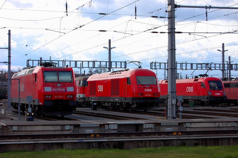 ...die anderen im Wolkenschatten.. man kann fast das Gefhl bekommen, die  3  hier im Bild frstelt es.. Trautes Zusammenstehn zwischen DB- und BB-Loks in der Traktion West.. dem Tele sei Dank.