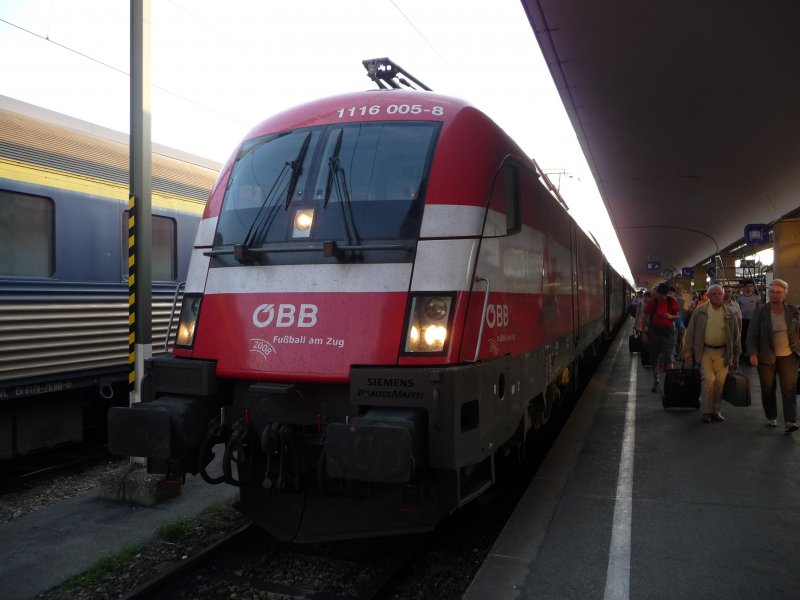 Die anlsslich der Fuball-EM fr sterreich werbene Lokomotive ist die TAURUS-Lok 1116 005-8. Am 21. August 2008 fuhr sie von Basel (CH) nach Wien Westbahnhof ().