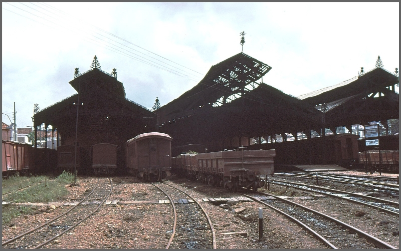 Die Anlagen dieser 760mm Schmalspurbahn sind riesig. Bei meinem Besuch waren die zwei Strecken nach Antonio Carlos und Avelino Murao mit je 100km Lnge in Betrieb. Vermutlich war das Netz frher noch viel grsser und es herrschte mehr Verkehr, bevor die Autobusse den Personenverkehr bernahmen. (Archiv 03/1979)