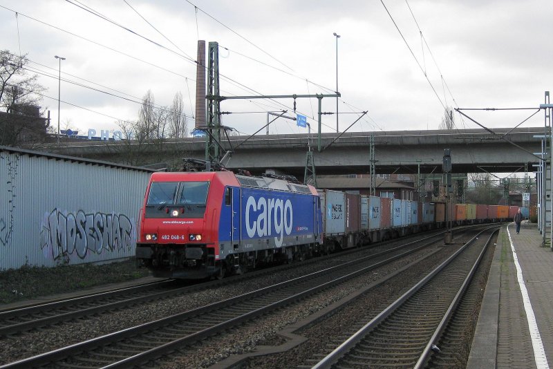 Die anscheinend frisch gewaschene 482 048-6 zieht einen Containerzug aus Rbf Hamburg Alte-Sderelbe durch Hamburg-Harburg Richtung Sden.