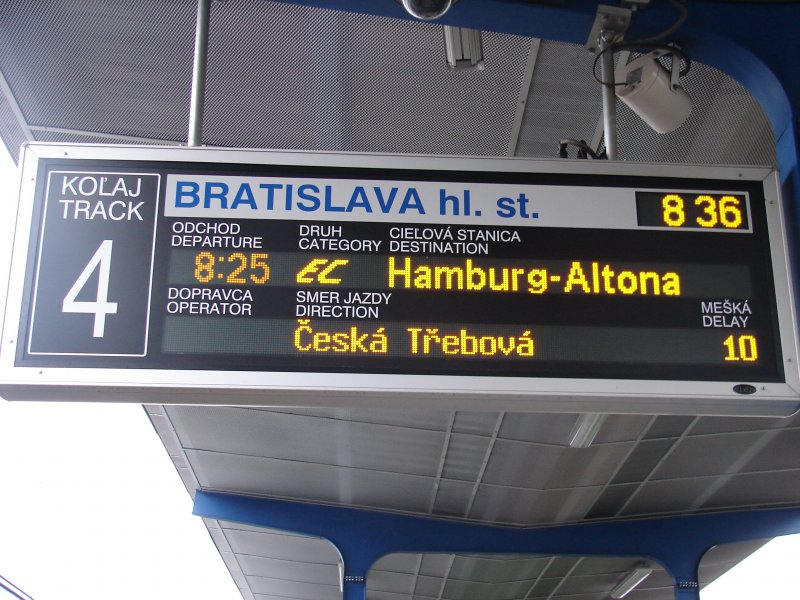 Die Anzeige fr den EuroCity 174 von Budapest Keleti plyaudvar nach Hamburg-Altona im Bahnhof Bratislava hlavn stanica am 23.10.2007