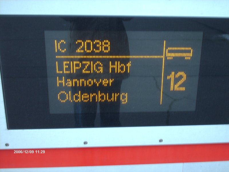 Die Anzeige vom Wagen12 des InterCity 2038 von Leipzig Hbf nach Oldenburg(Old). Planmige Abfahrtszeit war 11.42 Uhr.