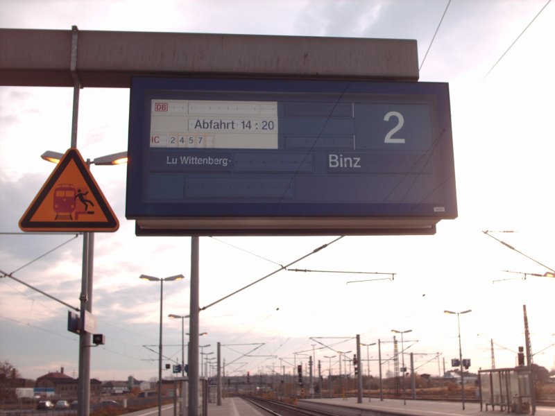 Die Anzeigetafel in Bitterfeld an Gleis2 zeigt den IC 2457 nach Ostseebad Binz an.