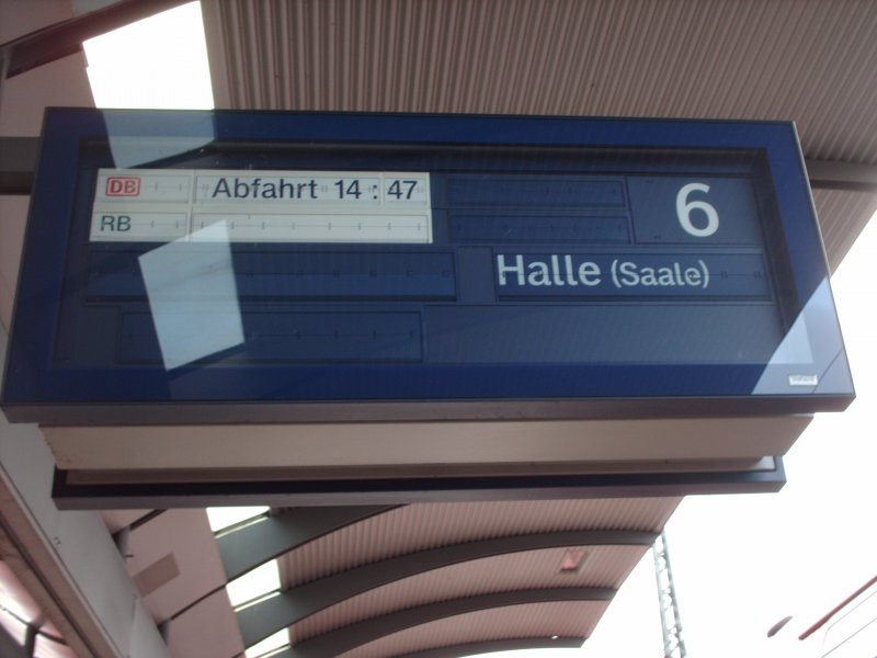 Die Anzeigetafel des Bitterfelder Bahnhofs an Gleis 6 am 2.11.2006.