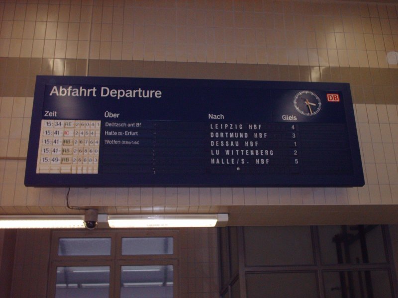 Die Anzeigetafel des Bitterfelder Bahnhofs.