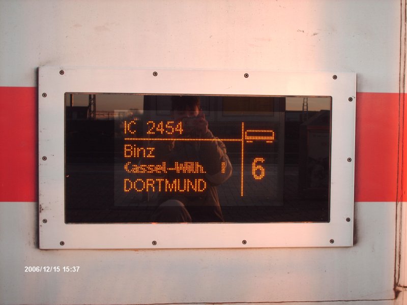 Die Anzeigetafel des IC 2454  Pommersche Bucht  von Wagen6(Steuerwagen), der am 15.12.2006 von Binz kam und nach Dortmund weiterfuhr.