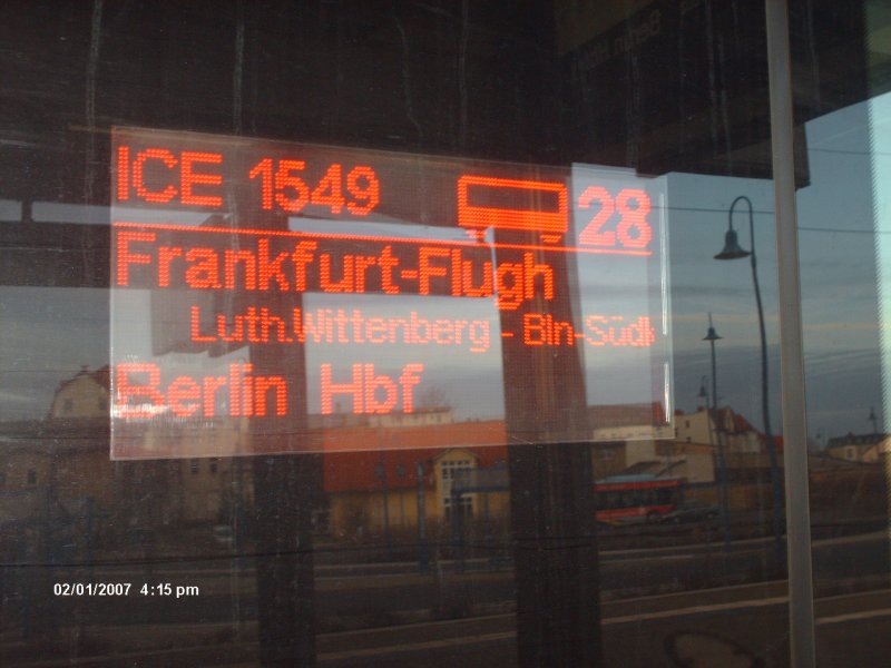 Die Anzeigetafel des ICE 1549 nach Bln.Hauptbahnhof(tief) in Bitterfeld.