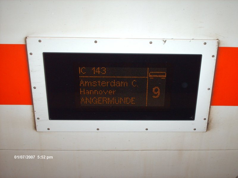 Die Anzeigetafel des InterCity 143 Wagen9 von Amsterdam Centraal nach Angermnde.