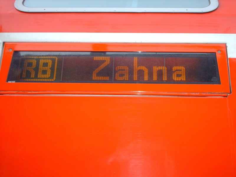 Die Anzeigetafel des RB 26860 von Halle(Saale)Hbf nach ZAHNA ber Hohenturm, Roitzsch(b.Bitterfeld), Bitterfeld, Burgkemnitz, Grfenhainichen, Lutherstadt Wittenberg und andere Bahnhfe.