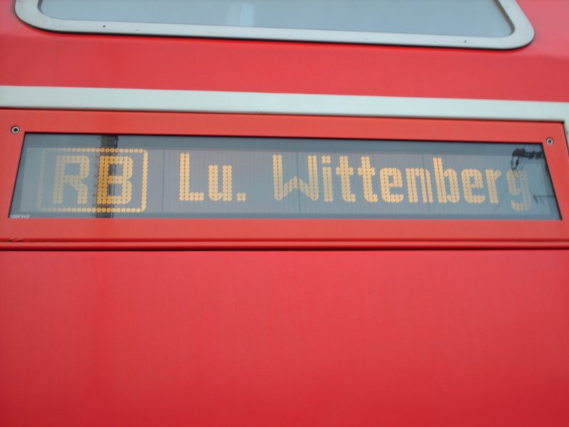 Die Anzeigetafel eines RB nach Lutherstadt Wittenberg.