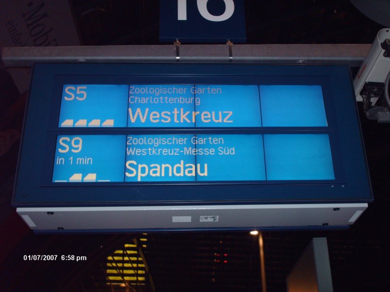 Die Anzeigetafel fr die S-Bahn im Berliner Hauptbahnhof.