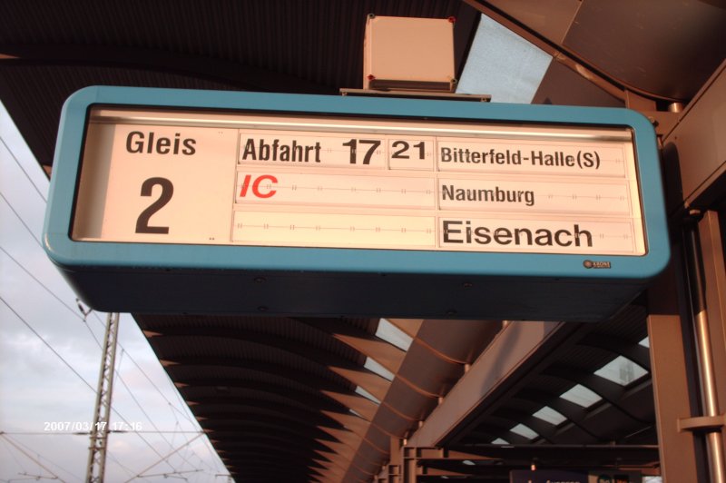 Die Anzeigetafel in Lutherstadt Wittenberg f�r den IC 2452 von Stralsund nach Eisenach.