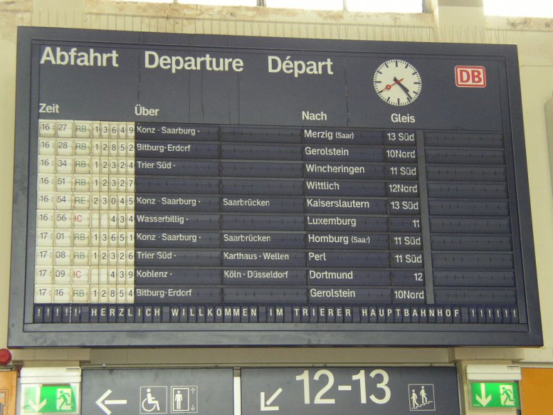 Die Anzeigetafel in Trier Hauptbahnhof. Seit neuem fahren die IC´s richtung Kln, Dsseldorf WIEDER von Gleis 12. Wegen Bauarbeiten am Bahnsteig 12 / 13 mussten alle InterCity´s auf Gleis 11 umgeleitet werden.                  14.05.07
