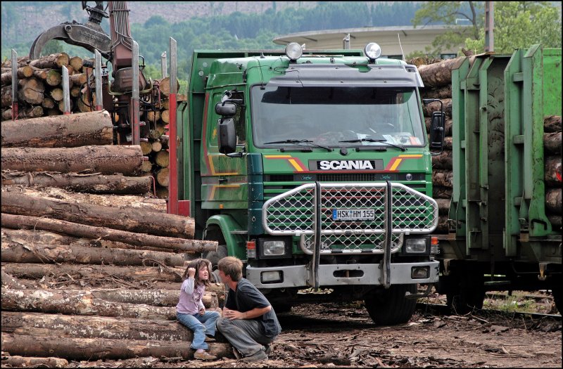 Die Arbeit ist gef�rlich: Der Vater hat das Entladen unterbrochen und redet mit seiner Tochter. (Hemer am 23.05.2008)
