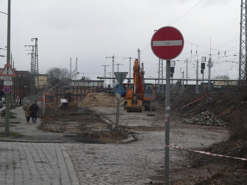 Die Arbeiten am Bahnhof Ostkreuz haben begonnen. Im Dezember 2006 wurde die kleine Zubringerstrae, die quer zur Ringbahn fhrende oben liegende Kynaststrae mit der Hauptstrae verbindet, abgerissen. 21.1.2007