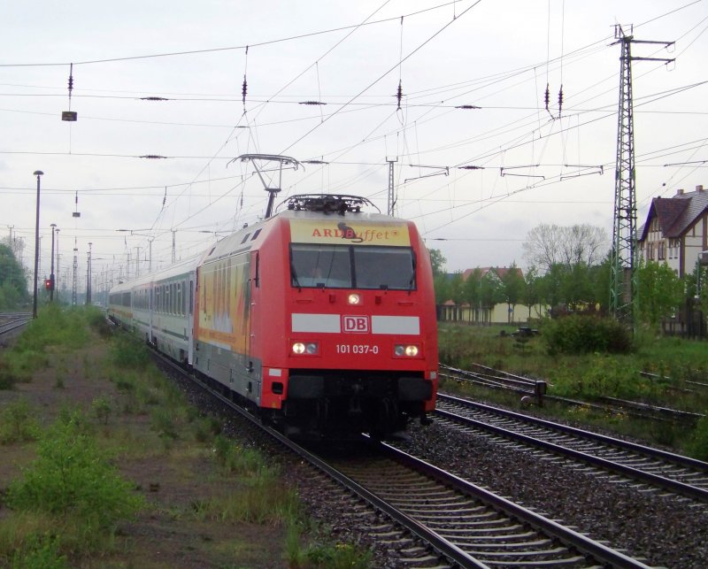 Die  ARD Buffet -Lok 101 037-0 ist am 01.05.2008 mit dem EC 241   Wawel  von Hamburg-Altona nach Krakow Glowny bespannt. Hier ist sie in Lbbenau/Spreewald zu sehen.