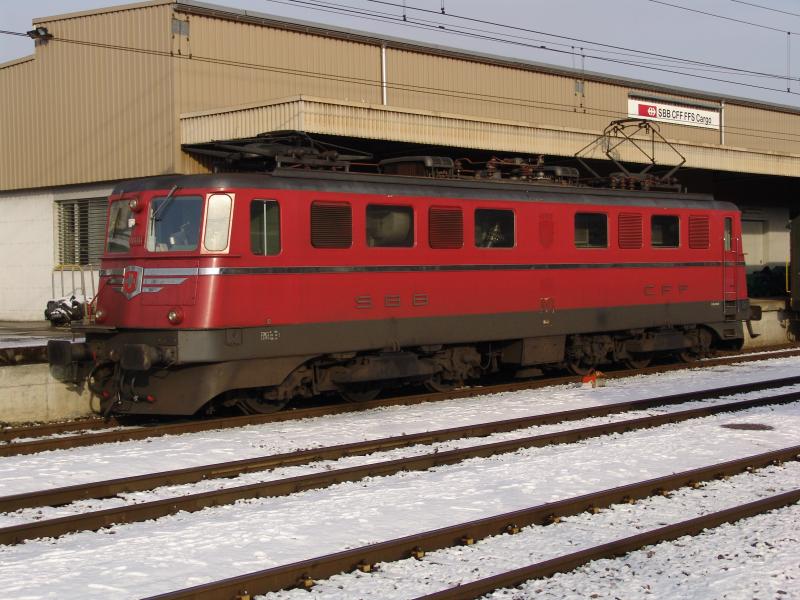 Die arme Ae 6/6 11414  Bern , denn auch sie ist eines von vielen Opfern, deren das Wappen, sowie der Name  Bern  und auch die Nummern gestohlen wurden. Foto: 22.12.04 in Rotkreuz.