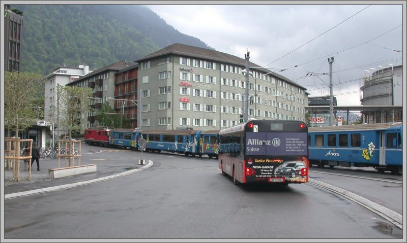 Die Arosabahn hat Vorfahrt. Whrenddem der Regionalzug nach Arosa abfhrt wartet ein Solaris Stadtbus vor dem nun mit Lichtsignalen gesicherten bergang. (06.05.2007)