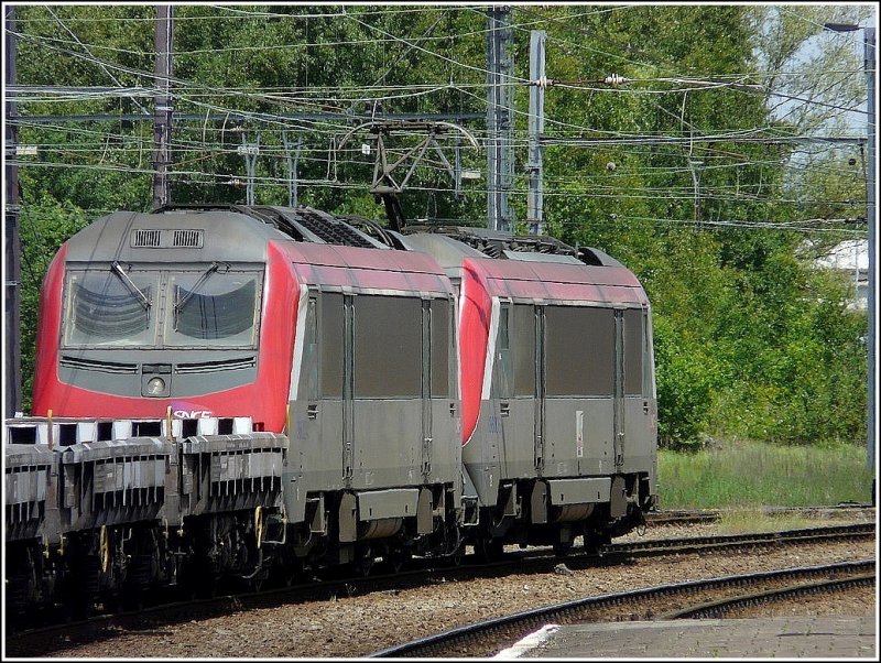 Die Astride 36006 zusammen mit ihrer abgebgelten Schwester durchfhrt am 22.05.09 den Bahnhof von Mons (flmisch: Bergen) mit einem Gterzug am Haken. (Jeanny)