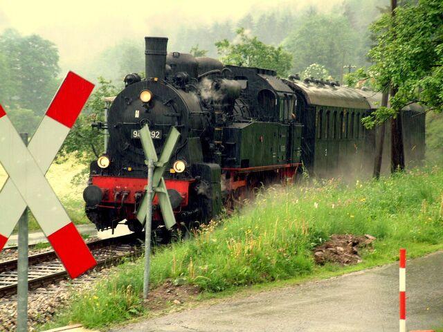 Die Attraktion ein Sonderzug mit Lok 941292 auf der Strecke der Oberweissbacher Berg-und Schwarzatalbahn im Mai 2003.Anllich des 80.jhrigen bestehens der Oberweissbacher Bergbahn.Der Zug auf der Fahrt durch die Obstfelderschmiede.Bergbahnfest vom 30.5.-01.06.03.