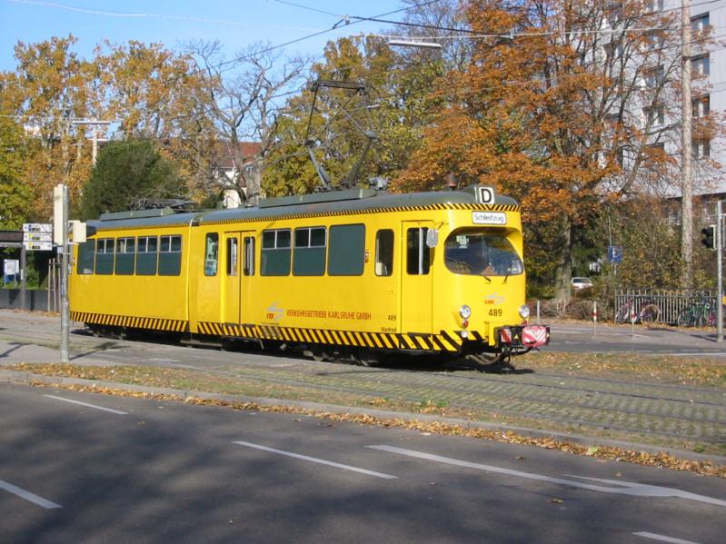 Die Aufnahme vom 08.11.2003 zeigt den Schleifwagen der Verkehrsbetriebe Karlsruhe auf der Ettlinger Strae. 