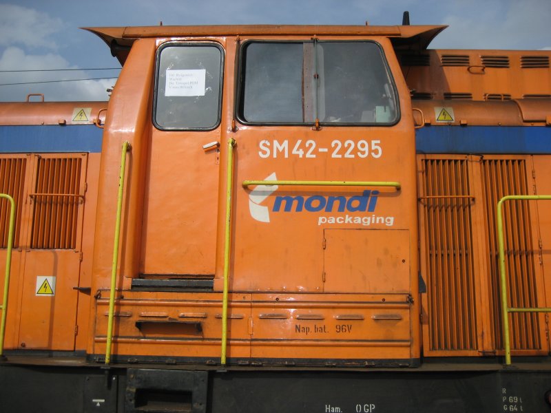 Die Aufschrifte auf der Lokomotive.