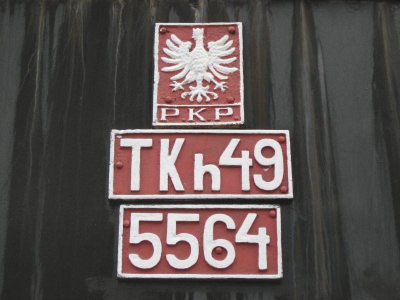 Die Aufschrifte auf der Lokomotive.