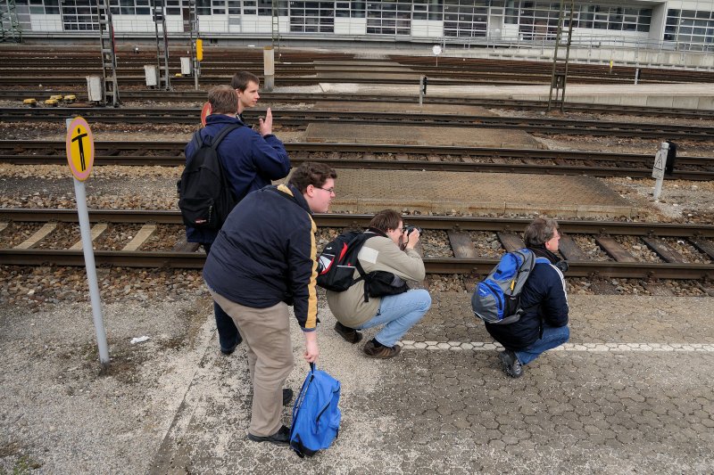 Die Augen oder den Blick stur nach rechts... nur  Schumi  checkt den Verkehr nach hinten... so faszinierend kann ein Bahnbilder-Treffen sein. (Regensburg, 14.03.09).