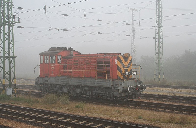 Die aus dem Nebel kam. 
Am uerst nebeligen 26. September 2005 tuckert die M44 202 durch den Grenz-Bahnhof Hegyeshalom.